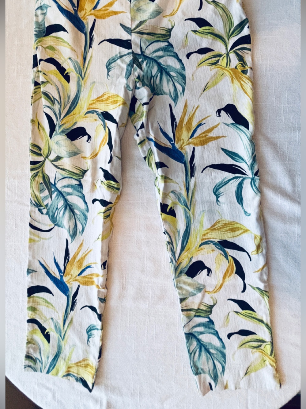 Chico's Leaf-Print Cropped Pants - White, Green & Blue Chico’s Size 2 - Picture 4 of 8